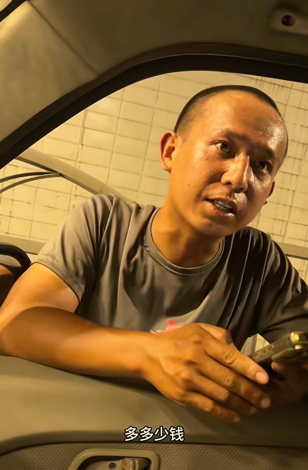 “这大哥好样的！”浙江宁波，一外卖小哥送完餐，电瓶车突然没电，艰难的在隧道推着