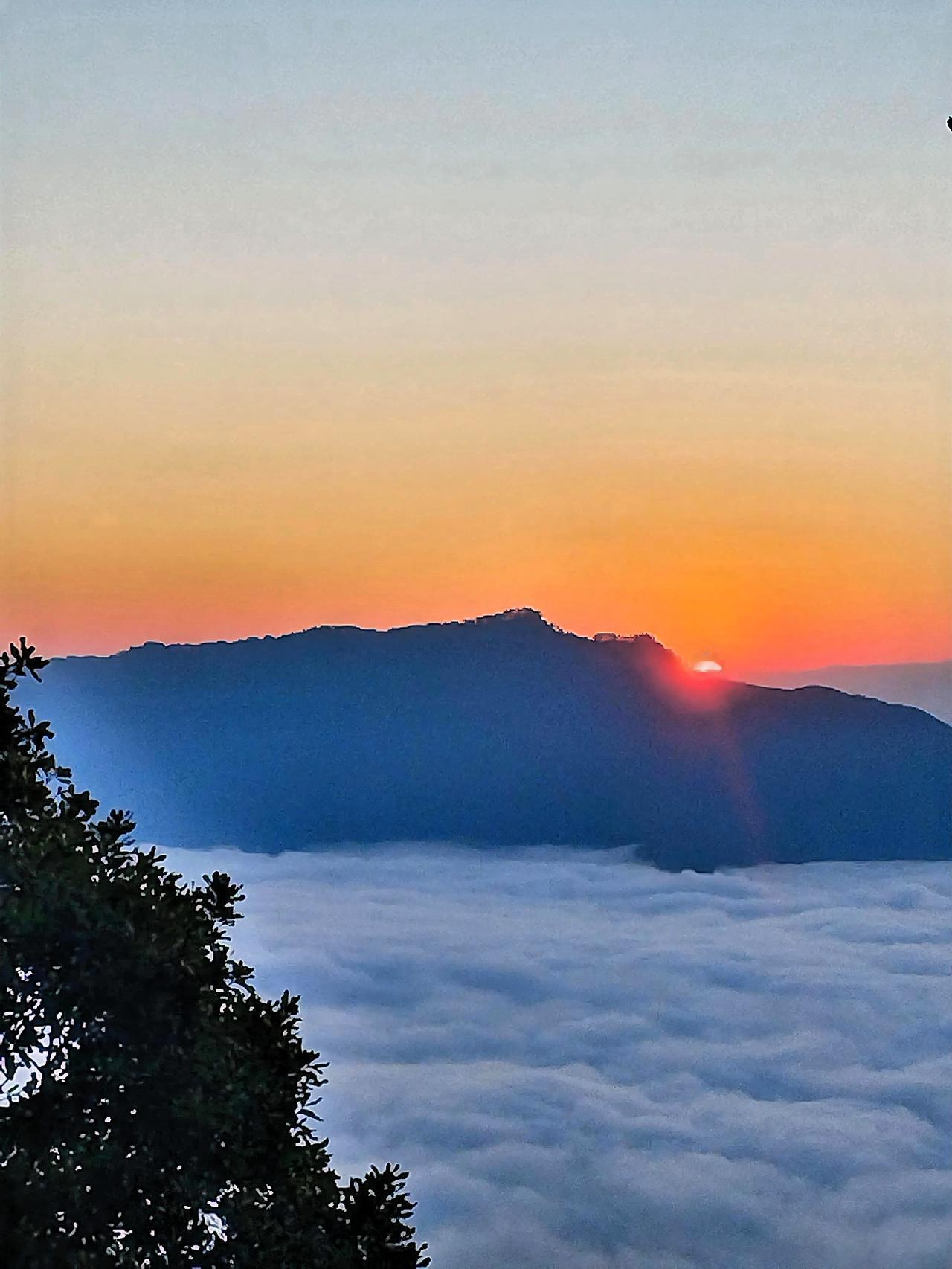 云海之上，日出东方，山峦如黛，心旷神怡。昔归这绝美的云海日出之景，当真令人沉醉难