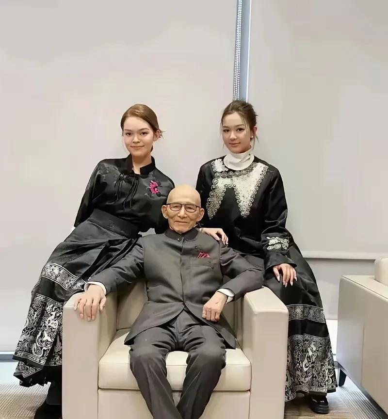 游本昌老艺术家和其家人的拍照！游老精神抖擞！家人国色天香！#游本昌济公#