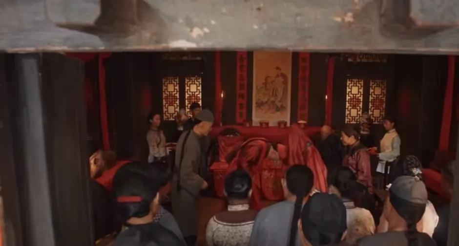 《生万物》里费左氏那段回忆，真的看得人眼泪没停过！18岁被骗着嫁给痨病鬼，新婚没