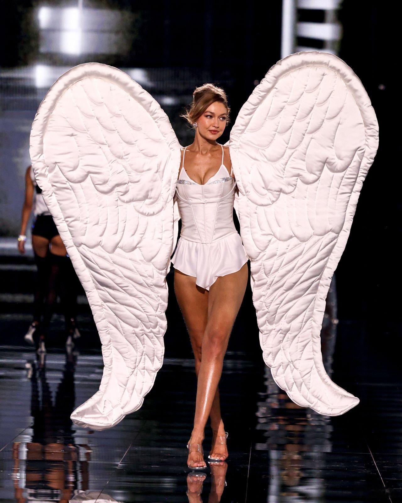 超模吉吉·哈迪德（GigiHadid）身着白色紧身胸衣和天使翅膀出席2025年