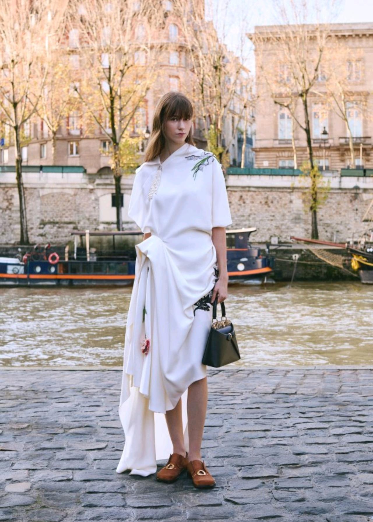 ChristianDior2026早秋系列对标志性夹克进行颠覆性重构。廓形上