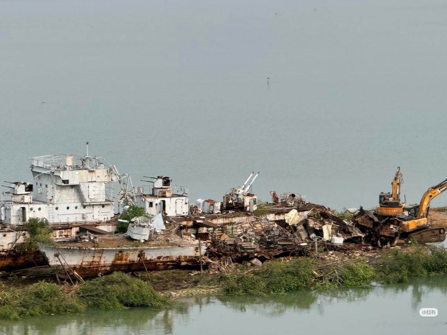 汕头内海湾长期弃置的037猎潜艇和62型护卫艇要清理了。037是原668艇，这两