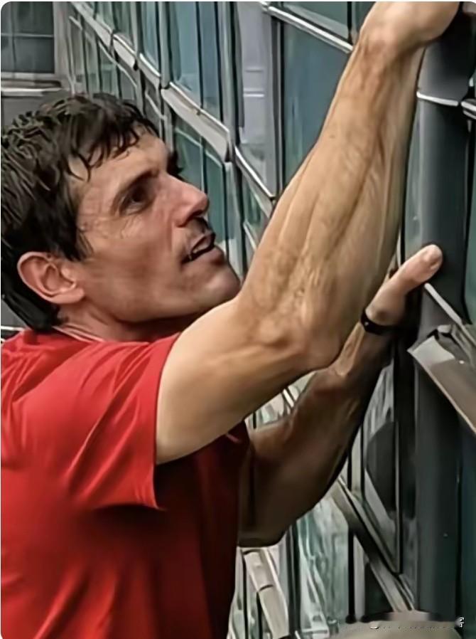 40岁的攀岩传奇“艾利克斯”，为什么能如此轻松的爬上五百米大楼，原因很简单，