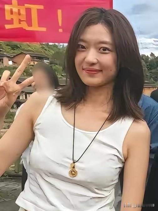 孙千真是一个没心机的女孩，别的女明星，走到哪里都有专门的摄影师，照片不精修不会放