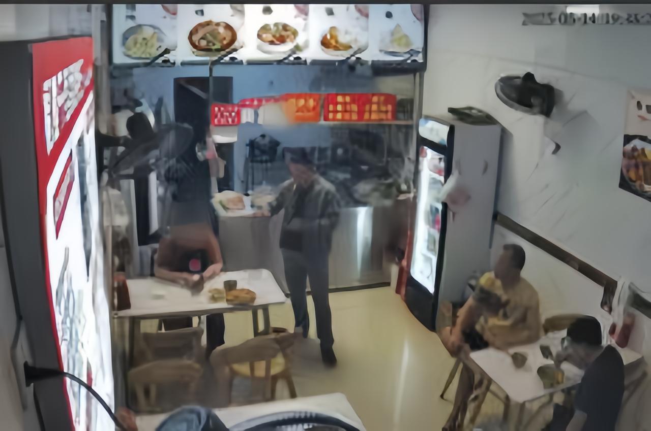 太惊险了。云南一位民警休假这天，去店里吃馄饨，无意间听到老板娘在反复嘀咕着验证码
