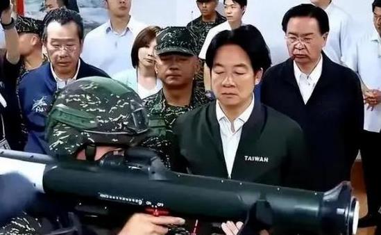 解放军是台湾人民的救星！台湾年轻人一句话，戳破了台当局“倚美谋独”的谎言，他表示