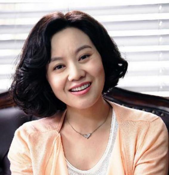 2007年一天,闫妮去买房,售楼小姐看她衣着普通,就随便一指:“这套不错