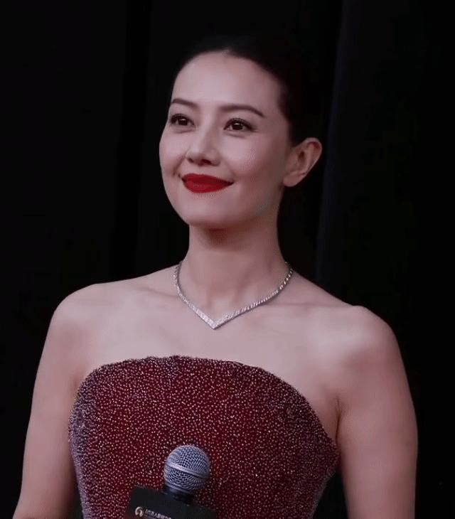 46岁高圆圆怼脸皮肤状态谁敢信这是46岁的脸？镜头怼到鼻尖都看不见皱纹，皮肤紧