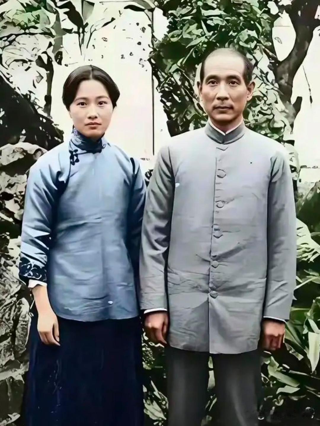 这是1917年，孙中山先生和宋庆龄在广州的合影，这是真实的容貌