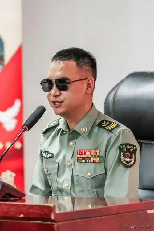 别再说“部队养他”！杜富国留在军营的真相，比你想的更震撼有人问，为什么杜富