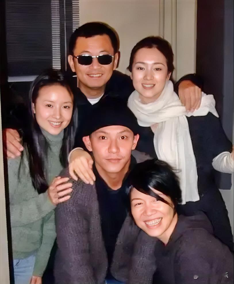 左边的是董洁，右边的是巩俐，中间的三位是谁啊？戴墨镜的这位应该是个大咖，最下边的