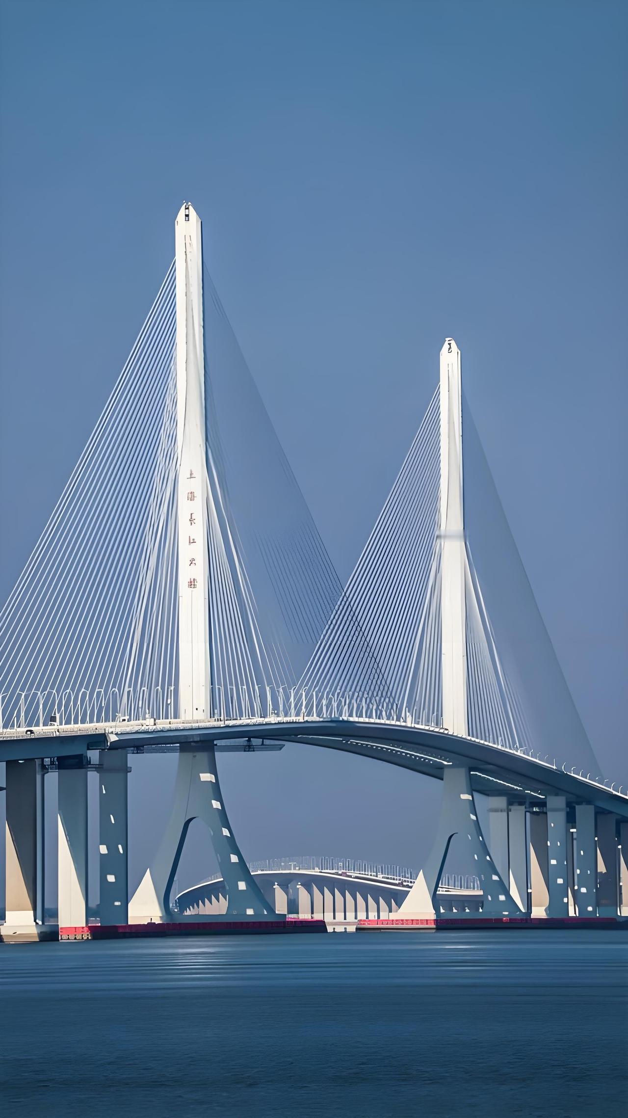 燕矶长江大桥的建造技术创新不少。受航空限高、航道需求等因素影响，它采用四主缆双层