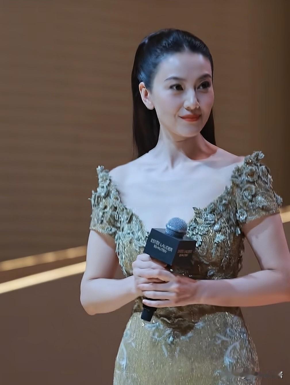 一看高圆圆这状态，就知道赵又廷把她养的很好，高圆圆往那一站不需要任何饰品修饰