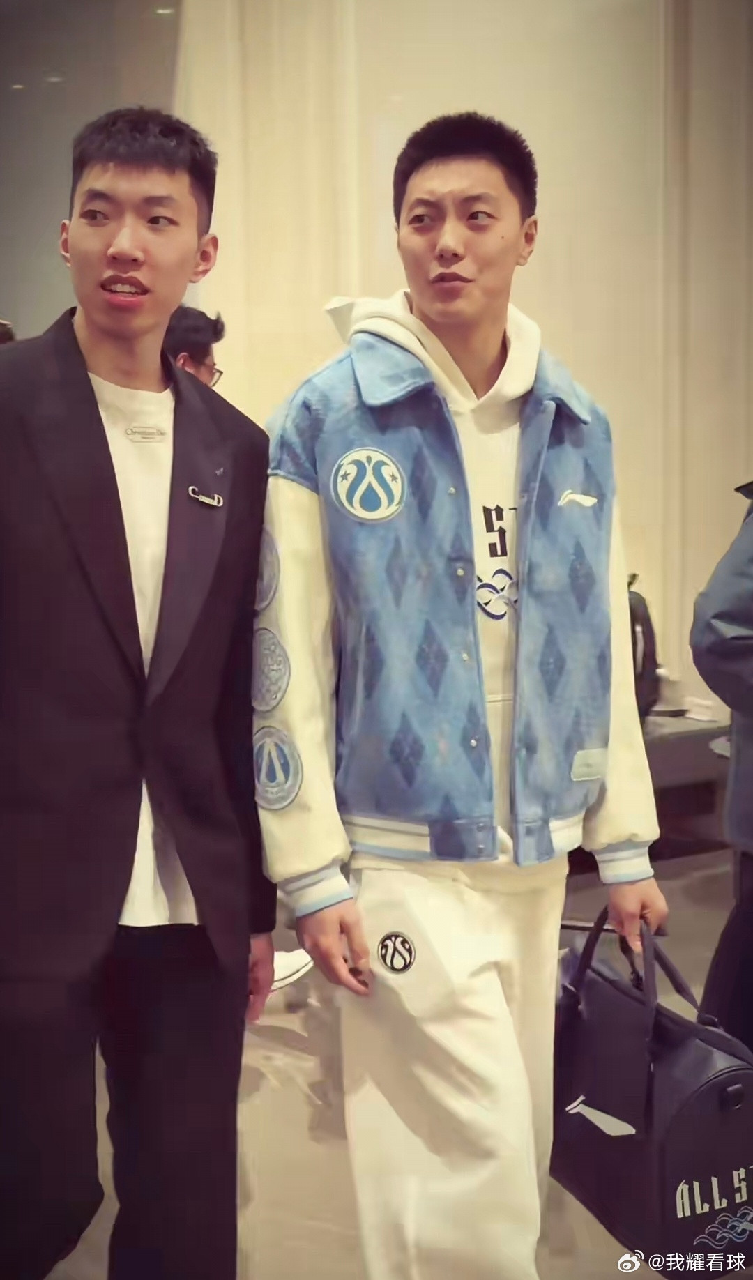 广东队杰胡兄弟的全明星穿搭，胡明轩这身天蓝色夹克，少年感满满啊，徐杰换上了西装，