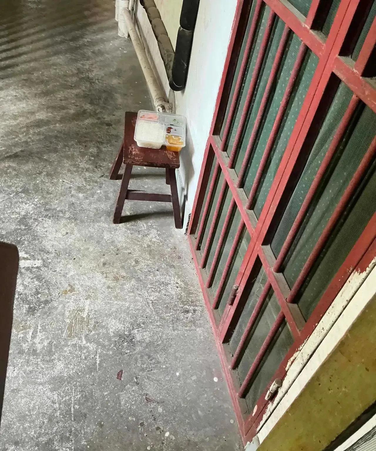 我家邻居，老爷子是退休教授，老太太是校医退休，现在都近90岁了，俩老耳朵都不好，