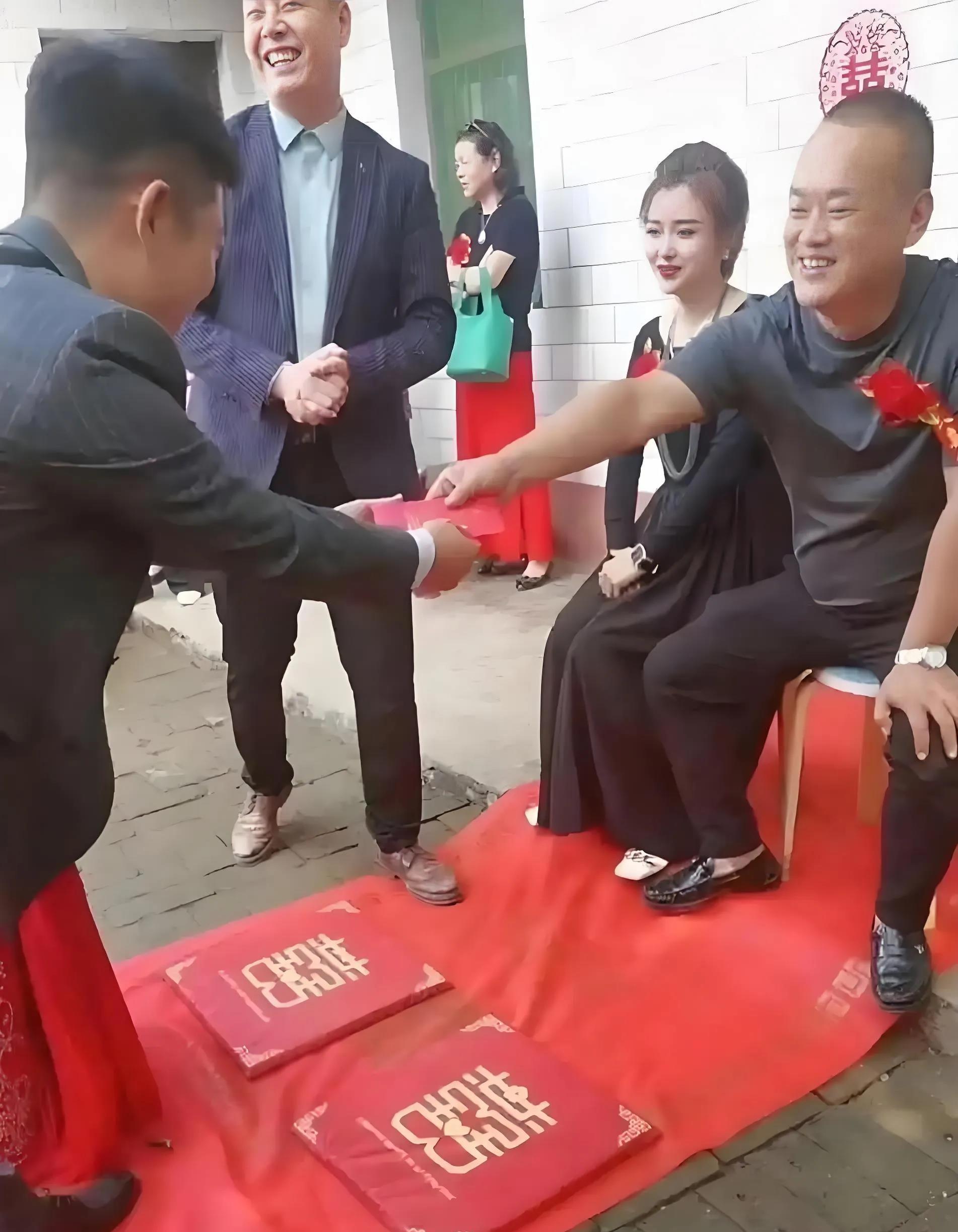 这对岳父岳母好年轻啊，尤其是岳母，一点都不科学。