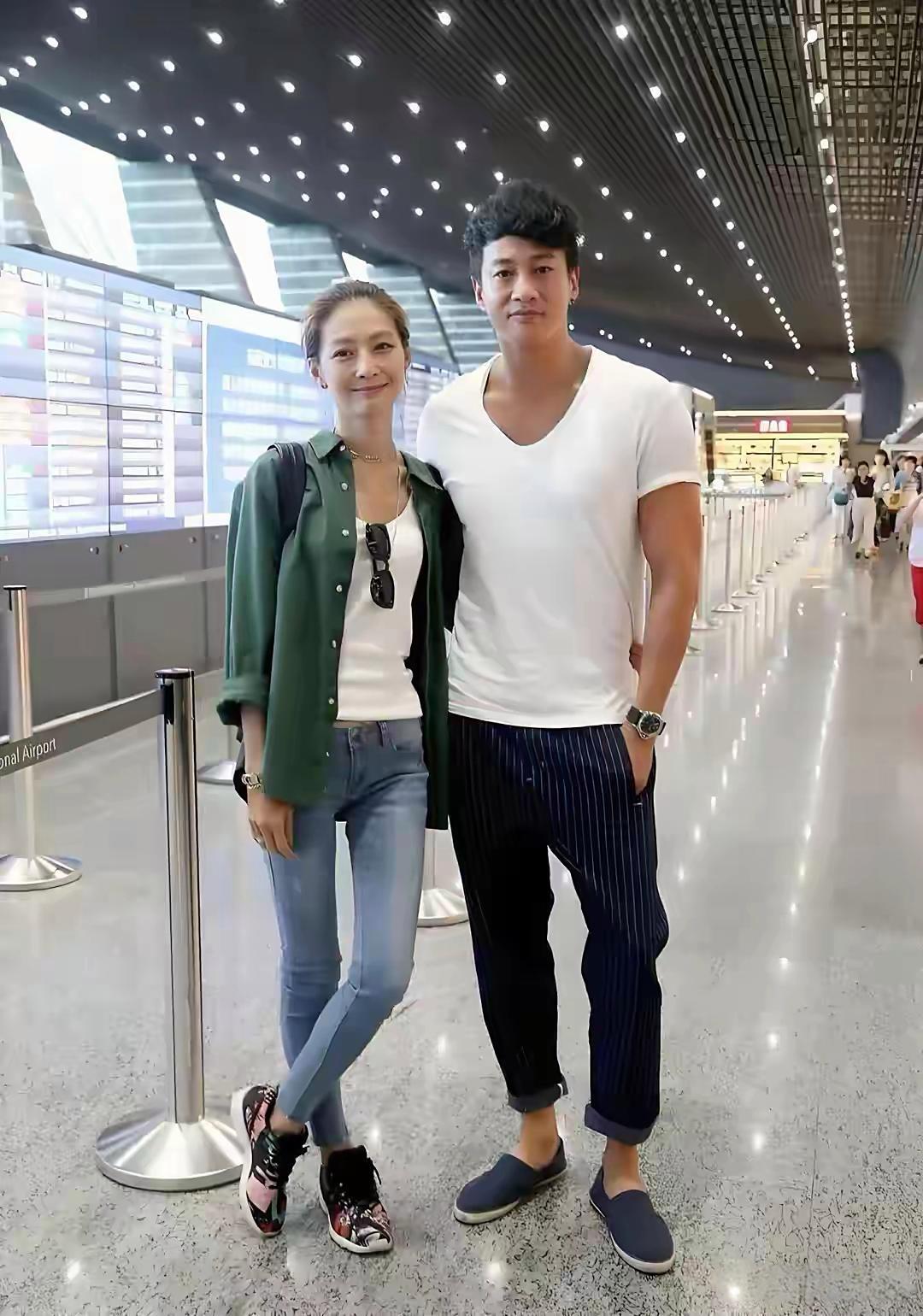何润东与老婆林姵希机场旧照，夫妻俩给人的感觉，真的好nice啊。大帅哥何润东