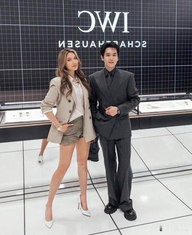 张若昀旁边的美女是谁呀？看上去很美很有气质，个子也比唐艺昕高。