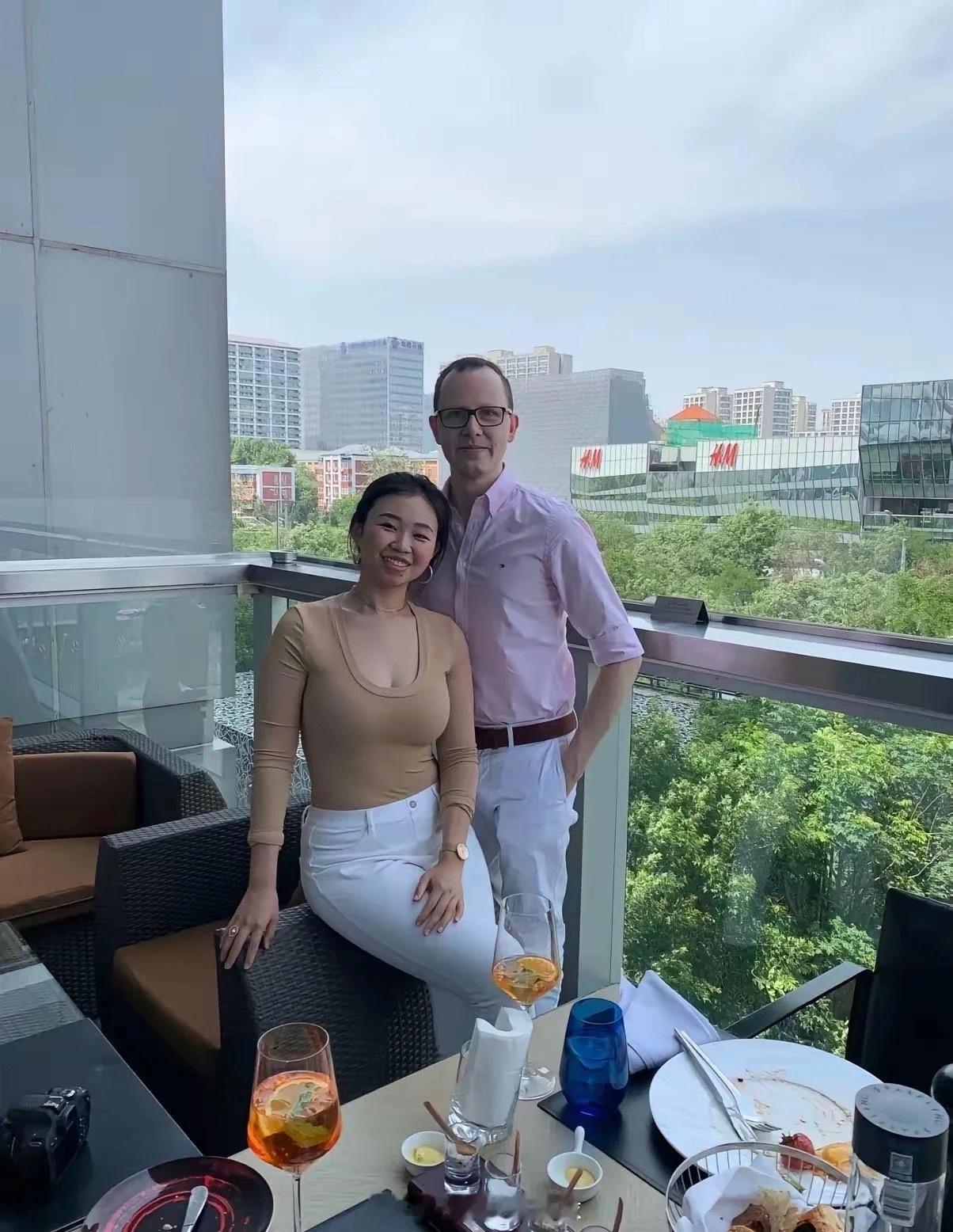 看完这对跨国夫妻算是懂了，老外中意的中国女性类型，和国内男生喜好截然不同。审美