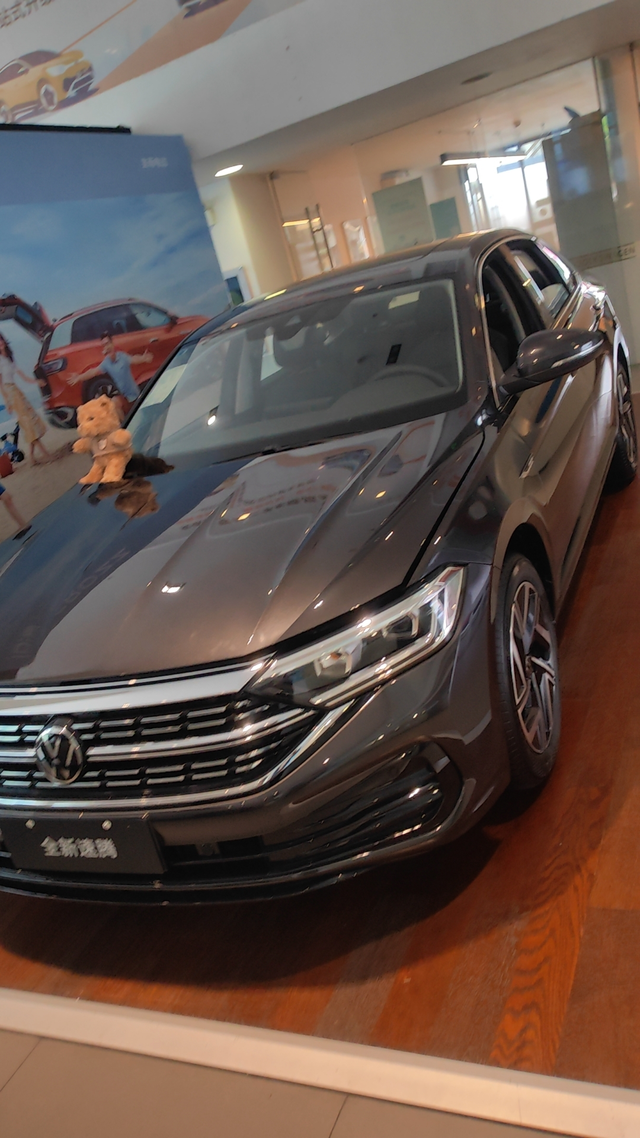 速腾1.5超越版就看了第一家就拿下了，18寸轮毂，基本的都有送，落地14088