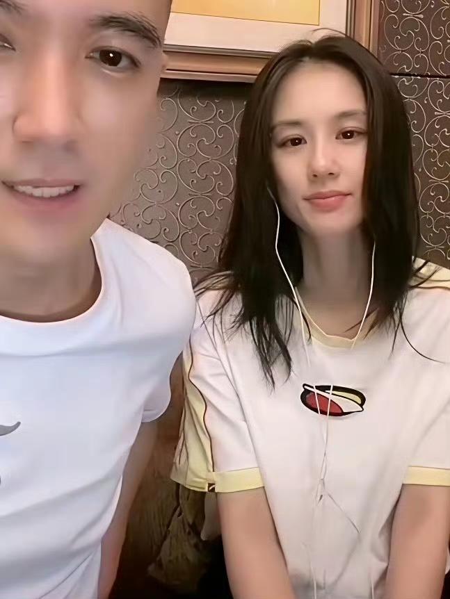 黄圣依理疗躺到一半，杨子推门：粉丝想看，起来播。那会儿还没离，她披外套坐镜头前，