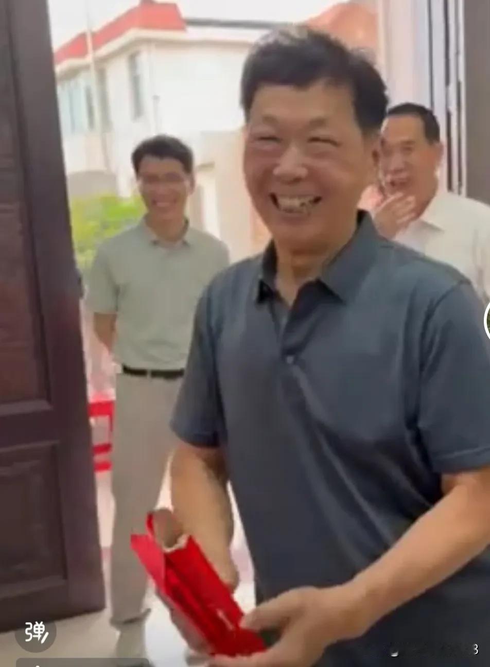 槿汐亲生父母才是真正的富豪。第一次见养家父母直接拿出一摞红包给养家。看着红包厚厚