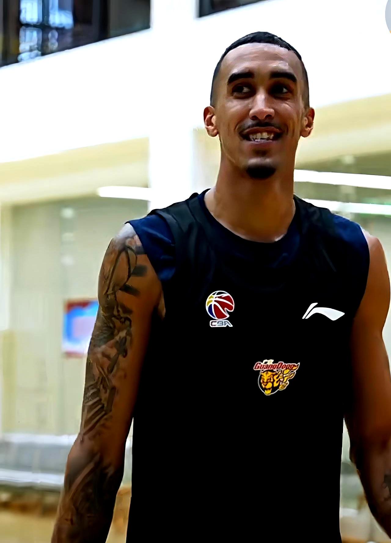 广东宏远现在三个外援已经落定了。库克、麦考尔跟着球队合练，萨林杰也到俱乐部报到了