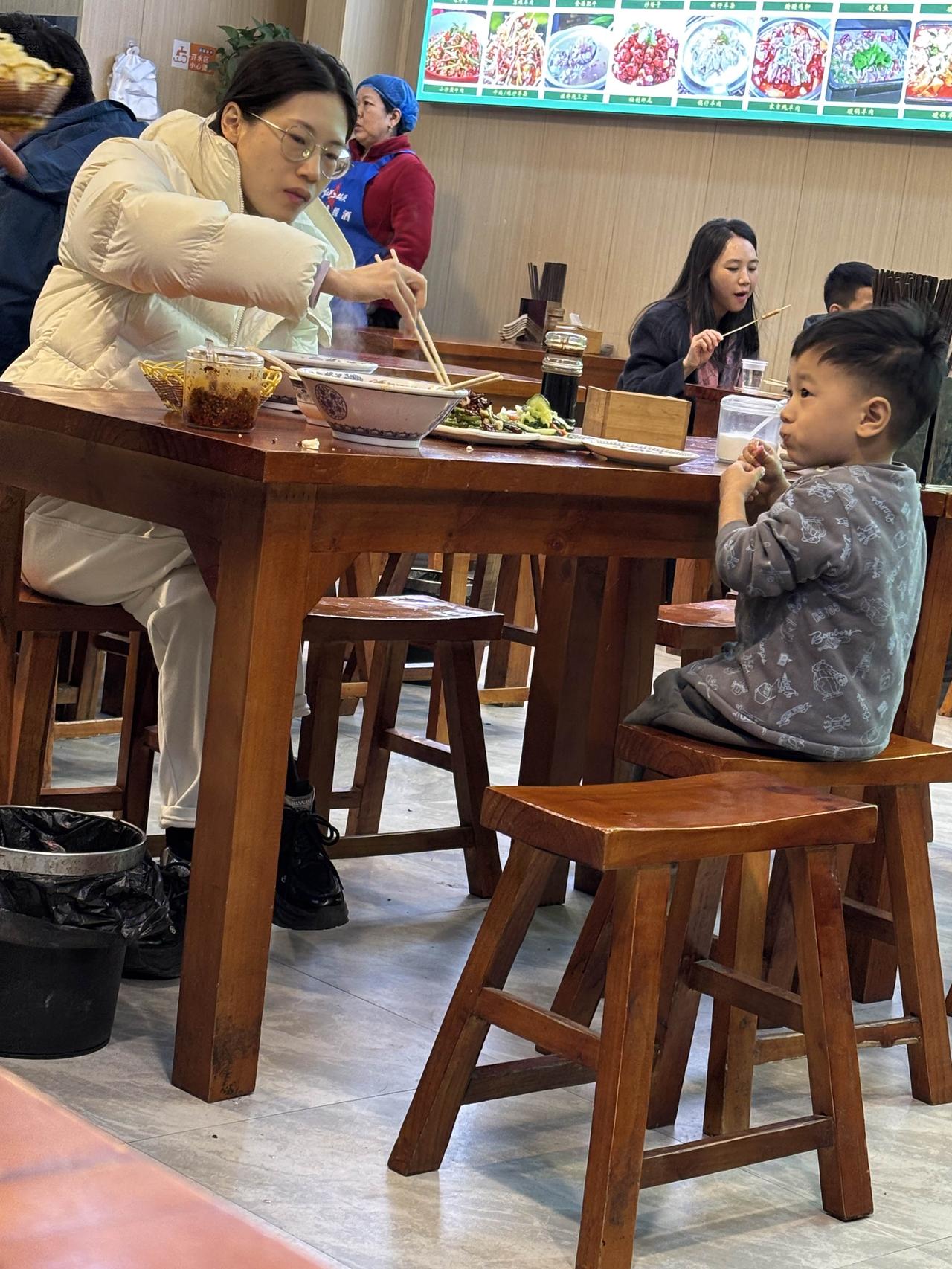 母子时光，今晚摄于郑州一家羊肉汤馆。