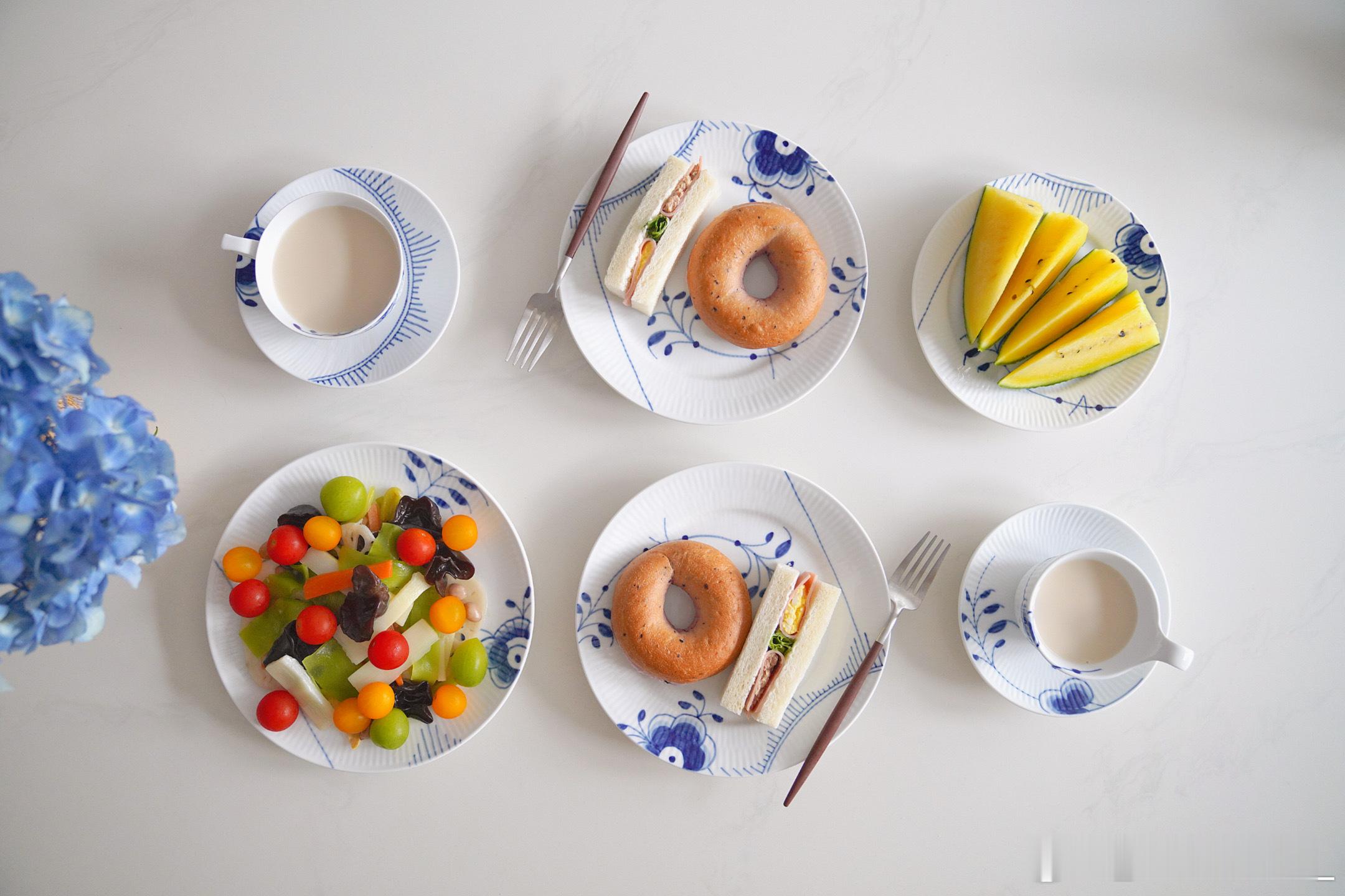 新周好呀[玫瑰]早餐蓝莓贝果、金枪鱼鸡蛋三明治、凉拌菜、燕麦豆浆、西瓜~​​​