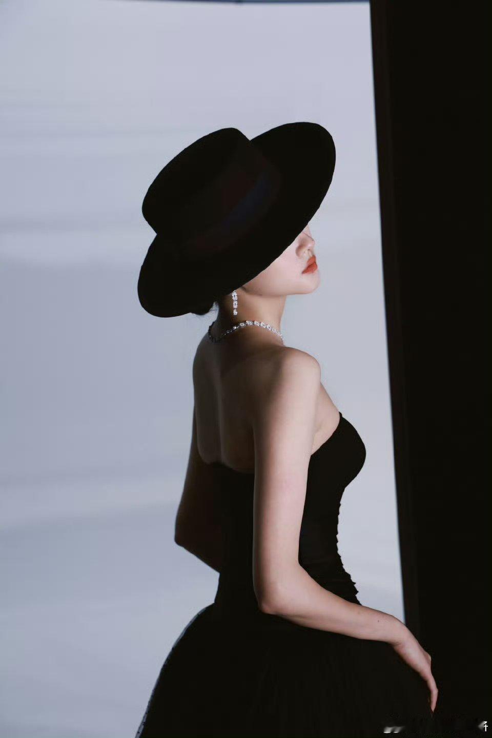 关晓彤就是脸小头小见过本人的无一不说又瘦又高脸又小