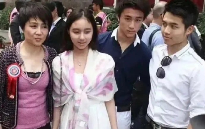 赌王家只剩何超欣没有出嫁了，清华毕业，身价百亿，不喜欢娱乐圈，专心当教师，真是豪
