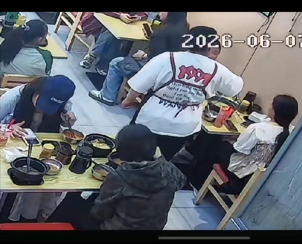 “比白嫖还可恨！”6月7日，河北承德，两名小仙女在米线店点了一份大碗米线，吃完后