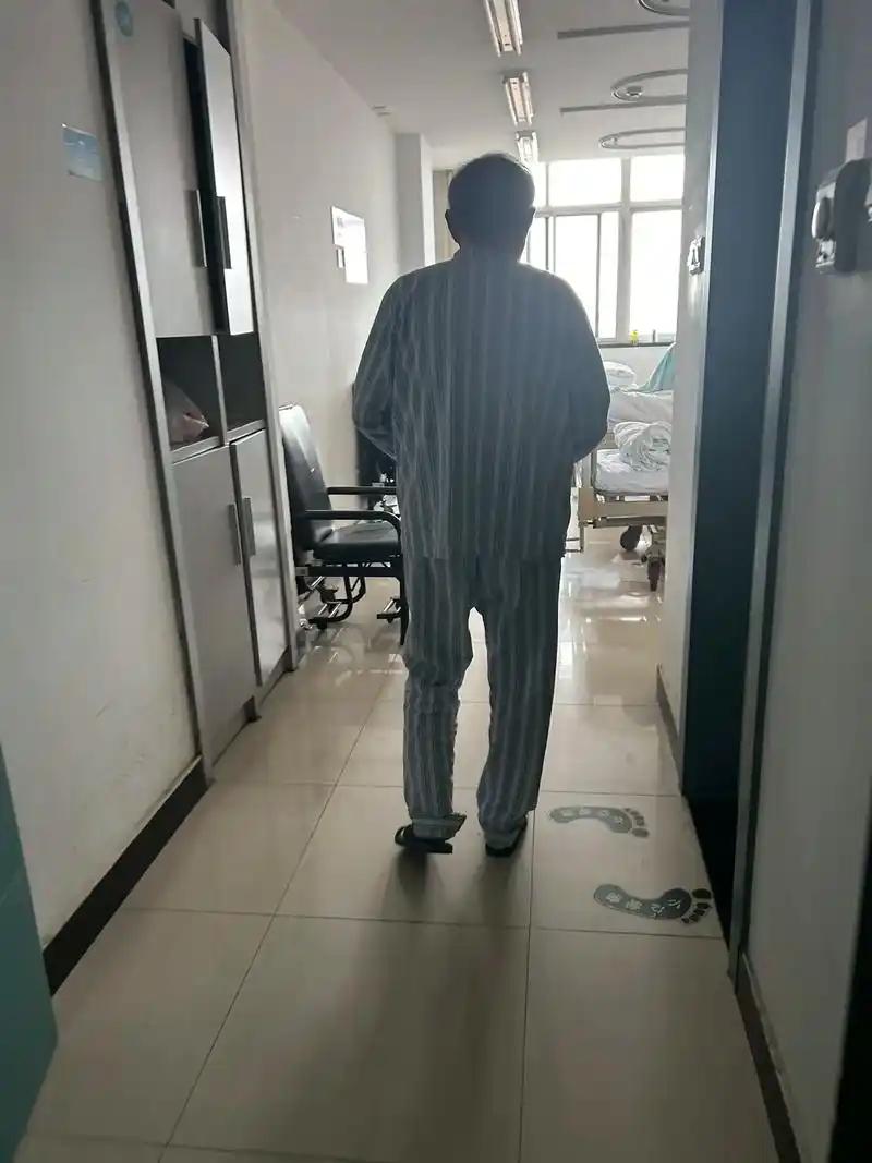 他原是我们单位一个普普通通的职工，大学一毕业就分了进来，干了五六年，职务职称没有