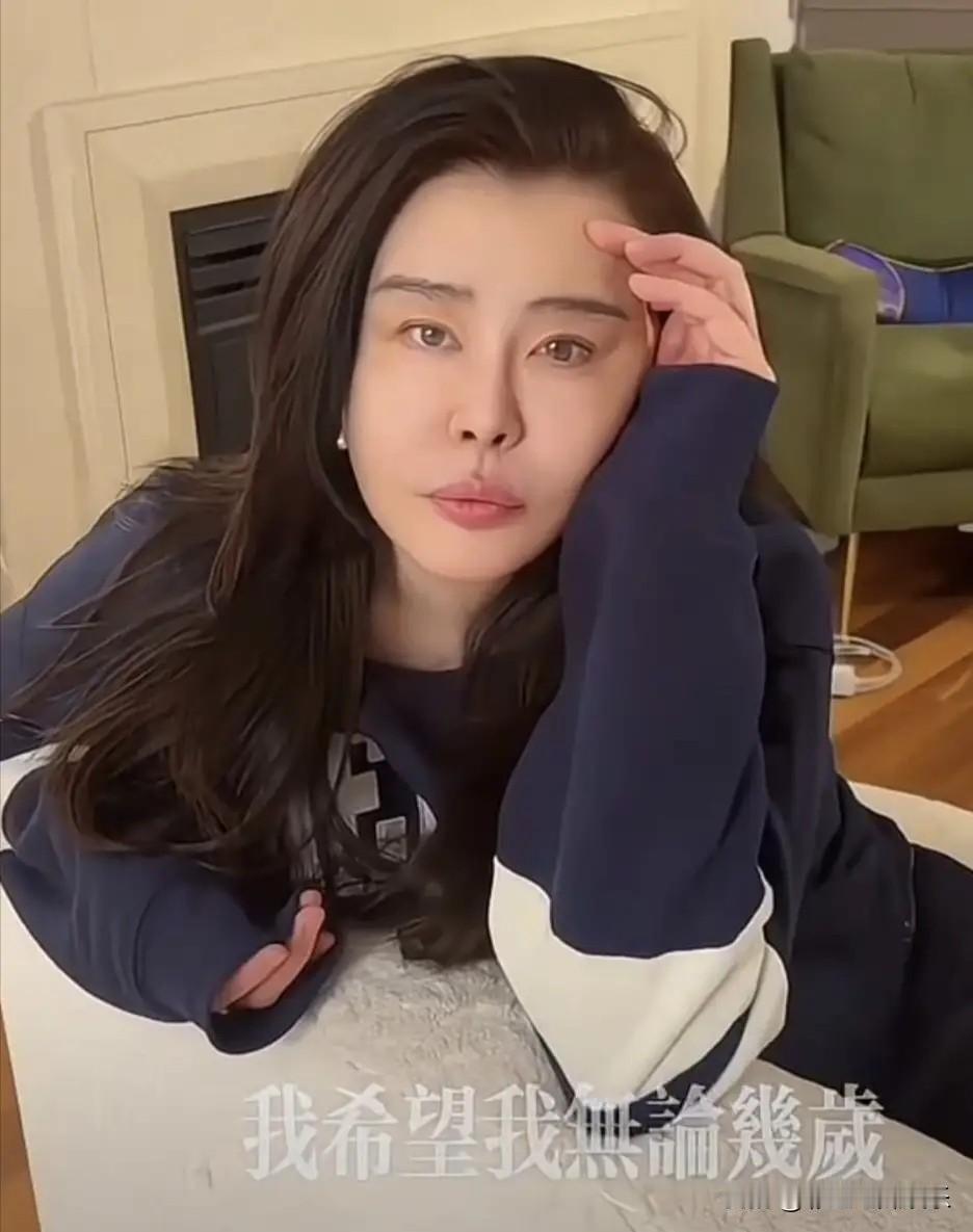 59岁王祖贤最新视频，开着美颜滤镜的她美人迟暮，她发量很多很厚重，发际线也没有上