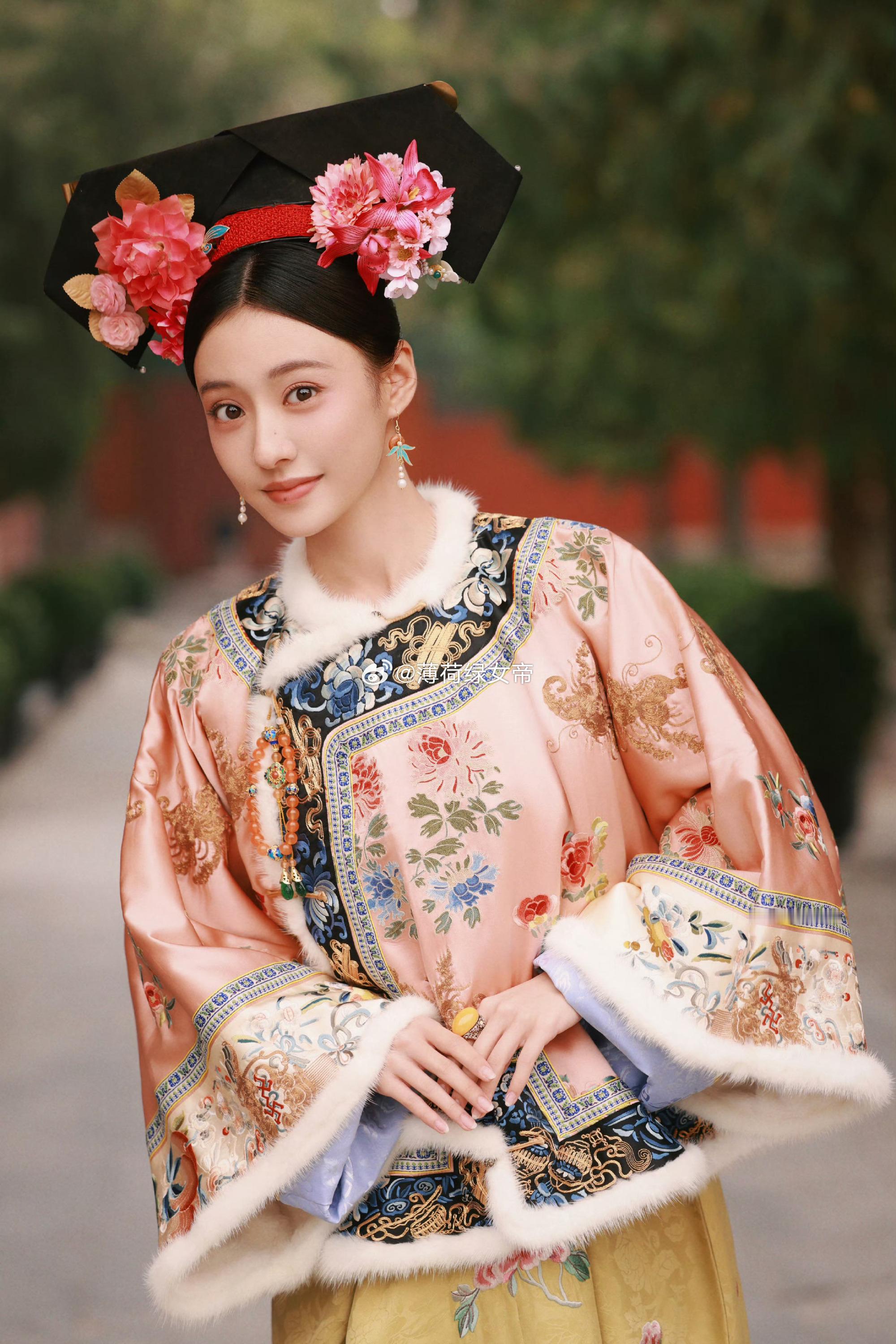 原本以为主角会是小燕子和紫薇但是这版还珠的主角竟然是当红女明星诶胡连馨真的好