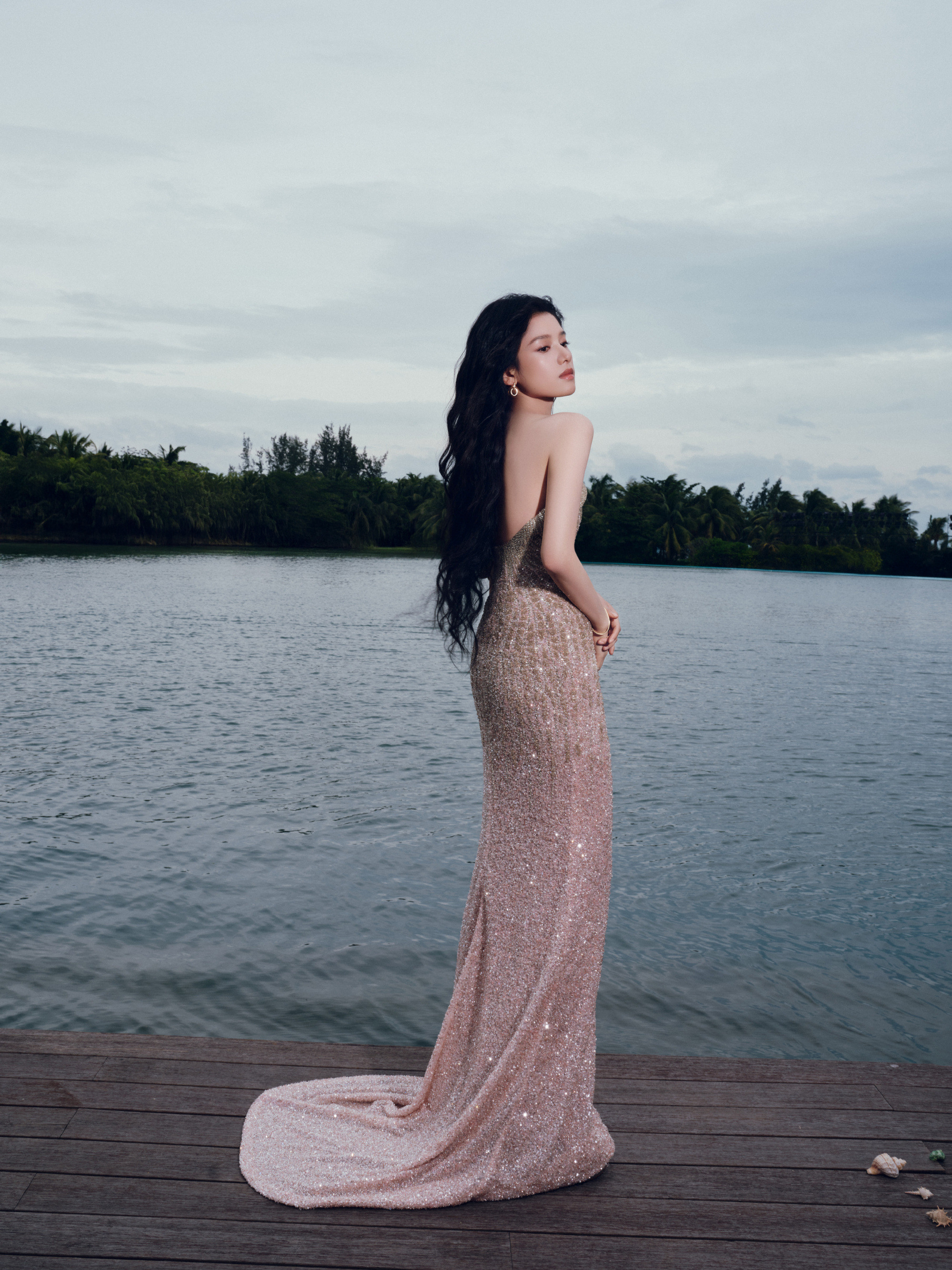 张婧仪ELLE红毯穿搭，姐姐这脸适配身材一绝。张婧仪