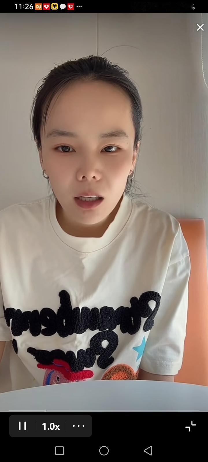 狂的没边了，小熊在直播间对网友：“我就是愿意给她当枪手，挡子弹，我愿意呀，你们是