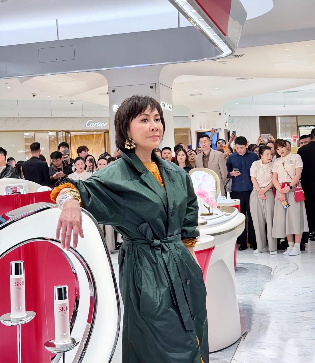 她鼻孔为什么越来越大了？还朝天了？她年轻时候不这样啊