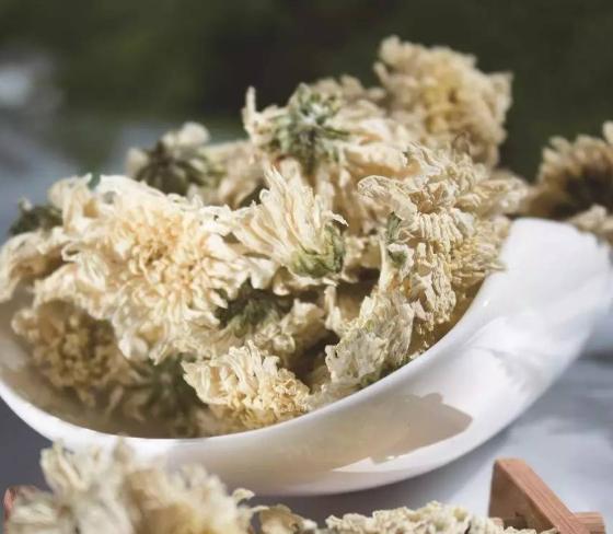 宋代有一个精明的茶商，去杭州进货，花200两银子买了一车菊花，老婆拍桌子大骂：“