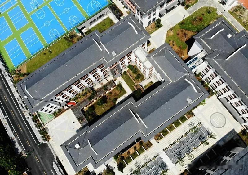 杭州初中排名大洗牌，城北学校逆袭登顶，这消息简直炸锅了！以往杭州文澜中学可是初