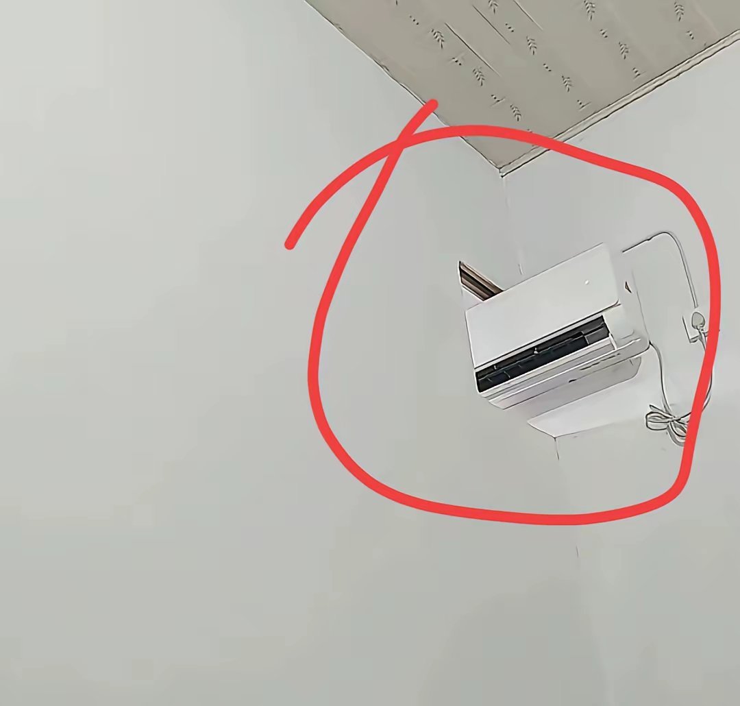 果然高手在民间啊，一个空调可以让两个房间同时使用，只要在墙上面挖一个洞，空调放在