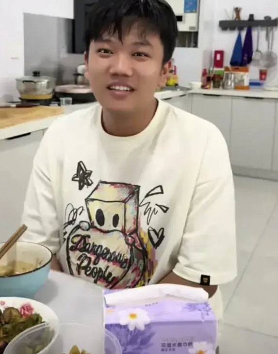 谢浩男和解清帅，因为年龄和遭遇相近，很多人喜欢把他们两个放在一块比较。从出身