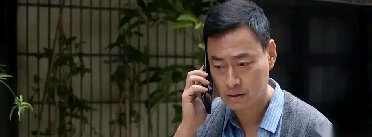 在悬疑剧《蝉》里，郑云龙演的赵屹杰，下了一盘耗时八年的毒棋。他把吴镇宇的亲孙子杨阿五留在身边当养子。