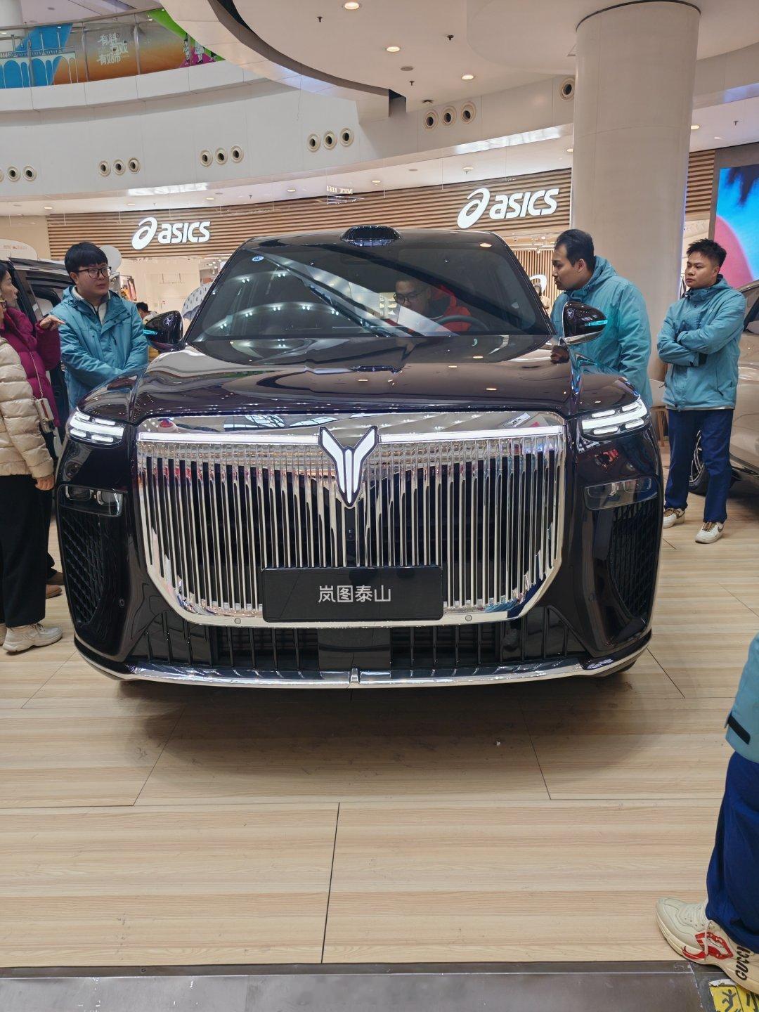 商场看到岚图泰山，质感还是不错的！灯光用到了极致，星光地毯你们见过么，星光扶手你