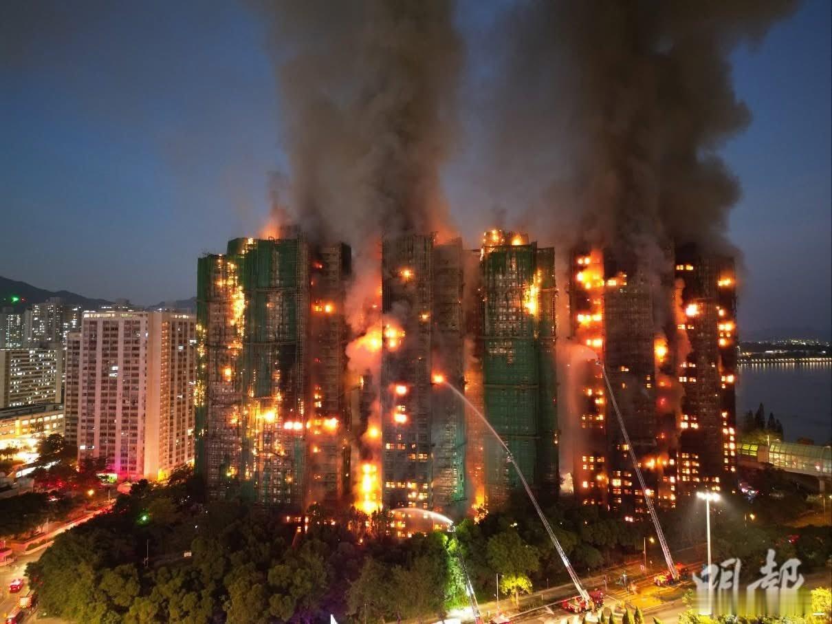 香港新界一处住宅区发生严重火灾，已经蔓延到8栋高层住宅，有4人遇难，包括一名消防