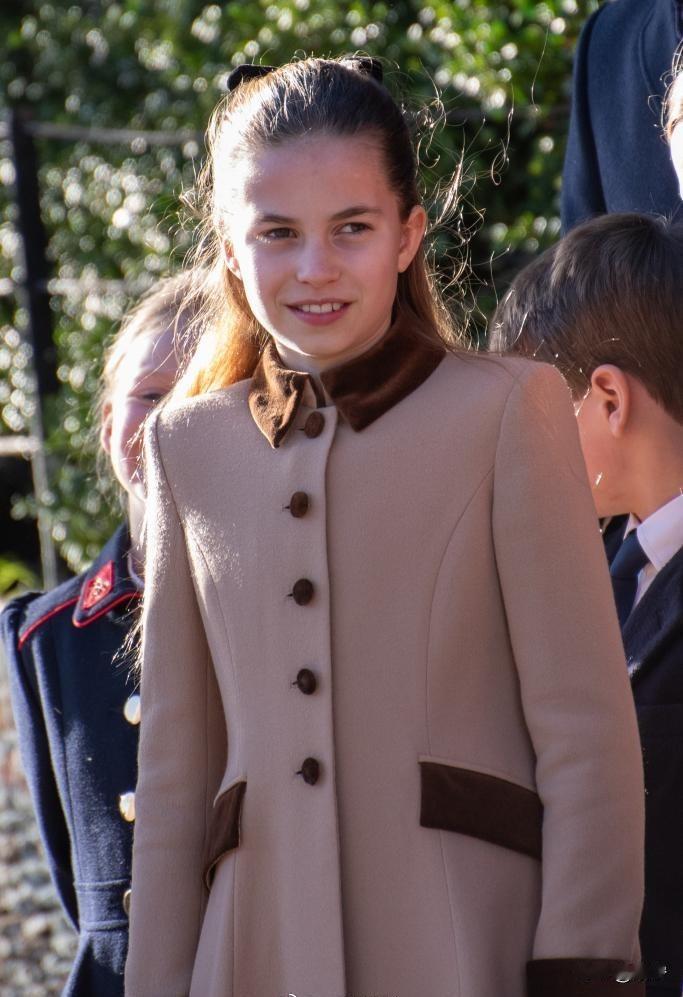 夏洛特公主最新特写照，10岁小公主猛长个，亭亭玉立，越来越漂亮了。夏洛特公主的