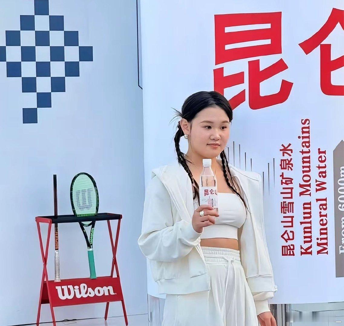 ​网友在中国网球公开赛场外偶遇张家齐，拍下这组生图。能明显看出来，和当跳水运动员时期对比，她胖了不少