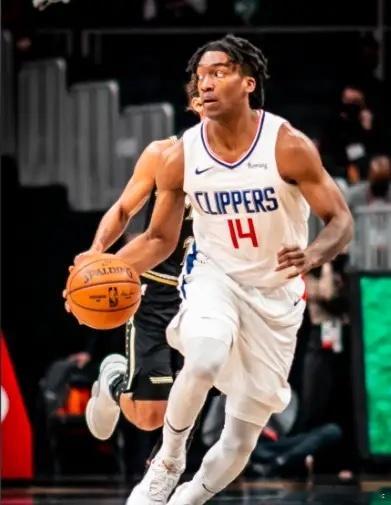 今天饭局，一个在快船队内的朋友透了个风，说教练组看到灰熊输球的消息，休息室里居然