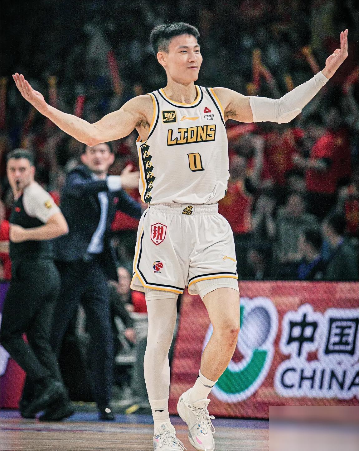 山西男篮一号位引援曝光，林秉圣亲临山西球迷直播间。传了一个月的控卫答案，突然绕